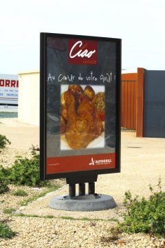 Affichage publicitaire grand format présentant les offres du restaurant Autogrill.