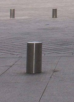 Vue du potelet en Inox présent dans une rue.