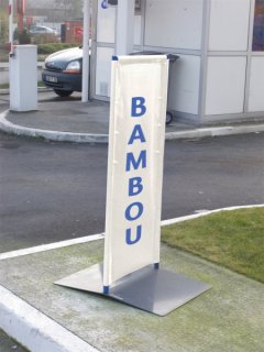 <h1>Panneau Bambou</h1><p><strong>NOUVEAUTE 2010</strong></p>
<p> </p>
<p>Panneau d'affichage idéal en centre-ville, sa simplicité de conception en fait un produit original, économique, léger et facile à déplacer. Sa bâche souple accueille l'adhésif ou la sérigraphie de votre choix : vous créez ainsi votre message qui vous démarquera par l&rsquo;originalité de son support. ce panneau d'affichage est l'outil parfait pour animer la communication de votre réseau : à chaque fois que vous souhaitez faire évoluer votre message, vous envoyez les nouvelles bâches à votre réseau par simple courrier.</p><small>- Photo non contractuelle -</small>
