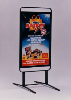 <h1>Porte-affiches Roseau MICRO</h1><p>Pour les centres-villes, les zones piétonnes et les galeries marchandes. Ce porte-affiche sur ressorts (panneau d'affichage sur ressorts, windmaster) valorise votre affiche 80x60 ou 100x70. Très stable, d'une durée de vie sans égale, le porte-affiche valorise votre message et votre point de vente pendant de nombreuses années. Grâce à son pied compact, votre trottoir reste le plus accueillant. Ce porte-affiche Roseau MICRO existe en 2 dimensions.</p><small>- Photo non contractuelle -</small>