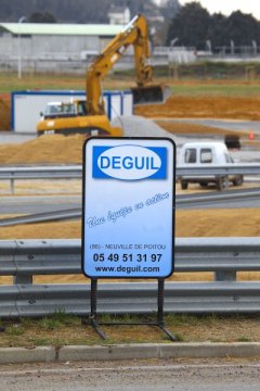 <h1>Panneaux de chantier</h1><p>Proposés en affichage 120x80 cm en format paysage ou portrait, ces panneaux d'affichage exclusifs vous permettent d&rsquo;informer les passants sur vos travaux en cours ou de présenter votre message institutionnel.</p>
<p>Traités anti-corrosion, et doté de pieds en acier galvanisés ainsi que de ressorts haute résistance, ils s&rsquo;adaptent aux pires conditions d&rsquo;exposition et d&rsquo;utilisation.</p>
<p>Les plaques interchangeables du panneau d'affichage de chantier vous permetent de varier souvent vos messages.</p>
<p>Enfin, ces panneaux d'affichage sont démontables en quelques secondes, grâce à une simple goupille qui vous permet de le transporter aisément d&rsquo;un point à un autre en occupant un minimum d&rsquo;espace et à plat dans votre camion.</p><small>- Photo non contractuelle -</small>