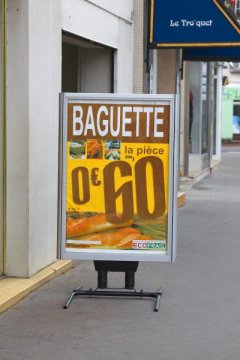 <h1>Porte-affiches Roseau STAR TUBE</h1><p>Pour les larges trottoirs des zones piétonnes et des quartiers modernes, ce porte-affiches sur ressorts (panneau d'affichage sur ressorts, windmaster) valorise votre affiche de dimensions 120x80 cm. Le porte-affiche Roseau STAR Tube accompagne, depuis plus de 30 ans, le développement du commerce de proximité européen. L'originalité et l'ingéniosité de sa conception, le choix de matériaux de très longue durée de vie, ont fait de ce porte-affiche la référence inégalée de notre métier. Son piètement en tube est conforme au décret sur le cheminement des personnes et lui offre une grande stabilité.</p><small>- Photo non contractuelle -</small>