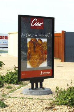 <h1>Porte-affiches Roseau MEGA Béton</h1><p>Adaptés aux zones périphériques hors centres-villes (zones commerciales, bords de routes&hellip;) ces porte-affiches sur ressorts (panneau d'affichage sur ressorts, windmaster) de grandes dimensions existent en deux dimensions et sont parfaitement visibles par tous les automobilistes et bien sûr les piétons. Dans sa version 176 cm, ce porte-affiches est même le seul<strong> </strong>panneau de 2m<sup>2</sup> du marché non ancré au sol ! Dôté d'un socle béton antivol, ces porte-affiches n'ont jamais besoin d'être déplacés. Changement très facile de l'affiche même à une seule personne en quelques secondes.</p><small>- Photo non contractuelle -</small>