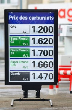 <h1>Affichage de prix</h1><p>Ces panneaux d'affichage de prix accompagnent le développement des principaux réseaux de distribution d'hydrocarbures européens.</p>
<p>Ces panneaux Affichage de prix existent en 2 dimensions et se positionnent sur pied ou poteau à votre volonté suivant la version que vous choisissez.</p>
<p>Leur équipement à la livraisonintègre les 6 types principaux de carburants actuellement distribués vous permettant de les adapter aux produits distribués dans votre station.</p>
<p>Les jeux de chiffres fournis avec les panneaux d'affichage permettent un changement rapide de prix jusque 3 chiffres après la virgule.</p><small>- Photo non contractuelle -</small>
