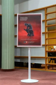 <h1>Porte-affiches Tulipe</h1><p>Ce panneau d&rsquo;intérieur en trois dimensions d&rsquo;affichage (80x60 cm, 84x60 cm et 100x70cm) , grâce à son pied « tulipe » et son double affichage d'animer votre point de vente, et est visible de tous.<strong> </strong></p><small>- Photo non contractuelle -</small>